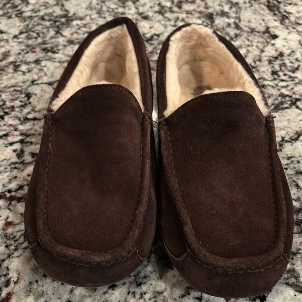 UGG Ascot indoor/outdoor slipper size 8 men